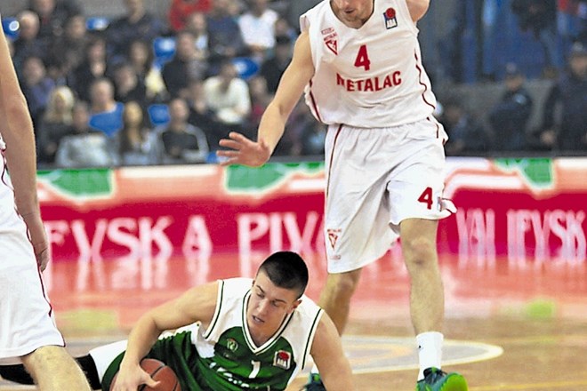 Košarkarji Krke (z žogo Matic Rebec) so izgubili v Valjevu proti Metalcu. 