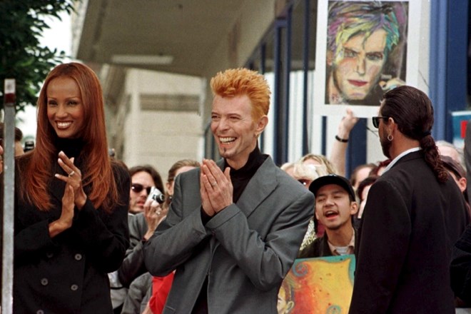 Bowi s soprogo Iman ob podelitvi zvezde na pločniku slavnih v Los Angelesu, 1997.  