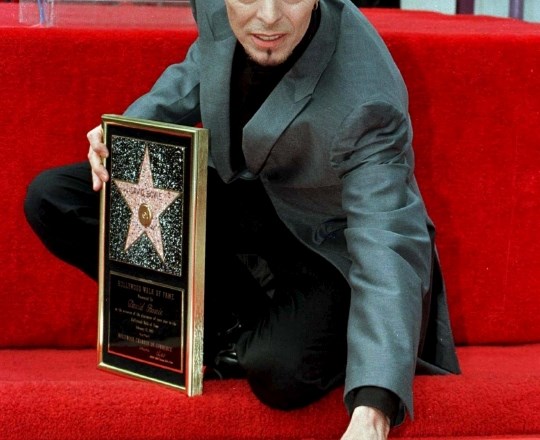 Bowi ob podelitvi zvezde na pločniku slavnih v Los Angelesu, 1997.  