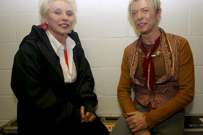 Bowie s pevko Deborah Harry, vokalistko skupine Blondie, 2003.  