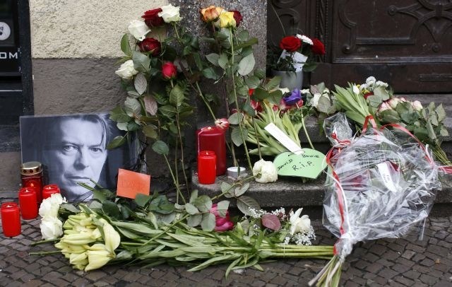 Številni oboževalci ob fresko v Brixtonu na jugu Londona nosijo darilca, slike in rože v čast Bowieja. (Foto: Reuters) 
