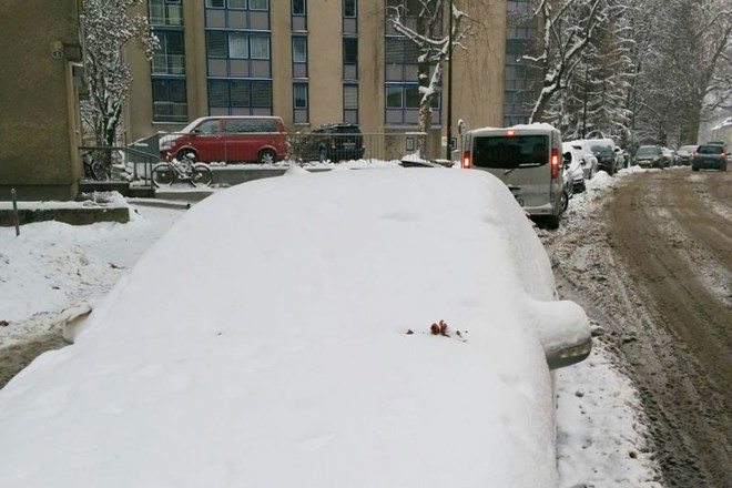 Sneg redarjem in uslužbencem javnega podjetja Ljubljanska parkirišča in tržnice otežuje nadzor nad plačilom parkirnine, a na...