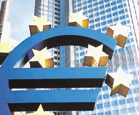 Približno polovica analitikov ocenjuje, da bo ECB verjetno marca znova posegla po znižanju obrestnih mer. 