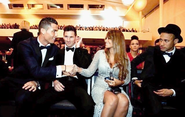 Ronaldo (levo) na prireditev ni pripeljal spremljevalke, je pa svoje očarljive nasmeške delil Messijevi ženi Antonelli (v...