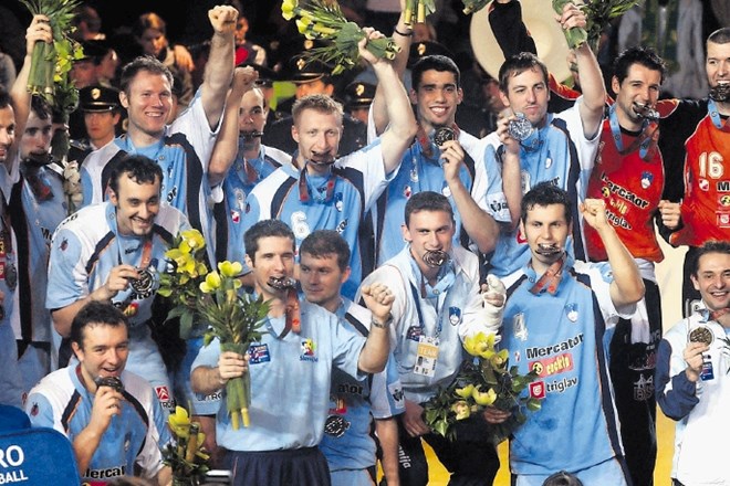 Slovenski rokometaši so največji uspeh na EP dosegli leta 2004, ko so osvojili drugo mesto. 