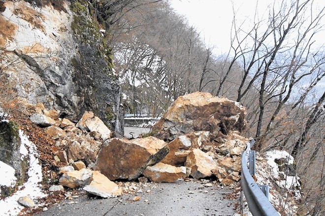 Na cesto Most na Soči–Čepovan je pred tednom dni zgrmelo več kot 30 kubičnih metrov kamenja. 