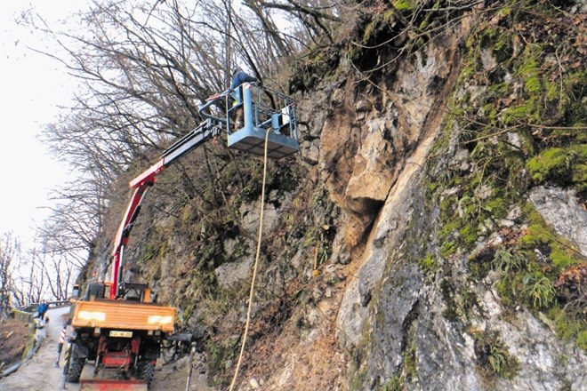 Po dogovoru z geologom Janezom Janežem in Cestnim podjetjem Gorica so delavci Kaskaderja nevarno brežino razstrelili. Po...