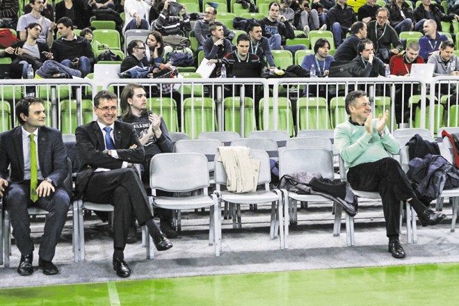 Jani Möderndorfer (drugi z leve) in Zoran Janković na tekmi legend ob 70 letih delovanja košarkarskega kluba Olimpija 13....