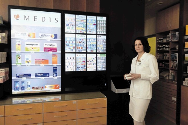 Kranjski farmacevti si po novem lahko pomagajo z virtualnimi policami na velikih zaslonih. 