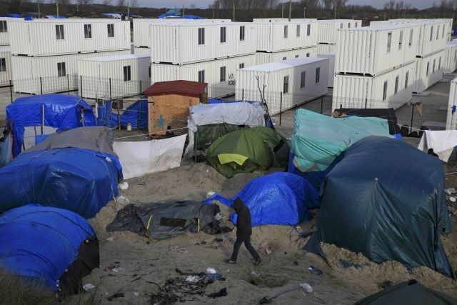 Francoske oblasti so v neposredni bližini šotorišča postavile zabojnike. (Foto: Reuters) 