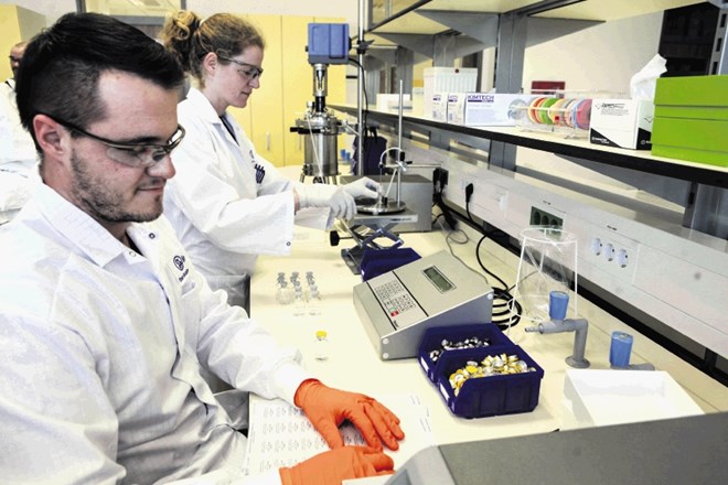 Novi laboratoriji Biofarmacevtike Mengeš prinašajo v Slovenijo novo razvojno področje – razvoj končnih farmacevtskih oblik. 