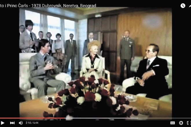 Med srečanjem s princem Charlesom je Tito veselo puhal cigaro. 