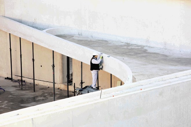 Vsi objekti v islamskem centru so grajeni z vidnim belim betonom, ki bo dal objektom tudi končni videz. Zato napak pri...