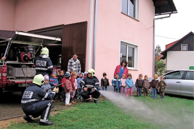 V Mirni Peči tudi najmlajši spoznajo delo in opremo gasilcev. 