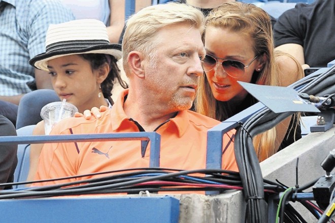 Lepa Jelena (desno) v družbi Novakovega trenerja, legendarnega Nemca Borisa Beckerja (v sredini). 