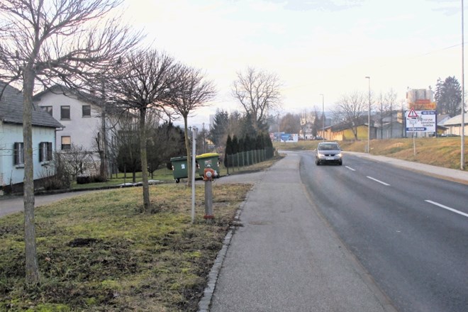 V krajevni skupnosti Ločna - Mačkovec so prepričani, da štiripasovna cesta z več metrov visokimi nasipi ne sodi v takšno...