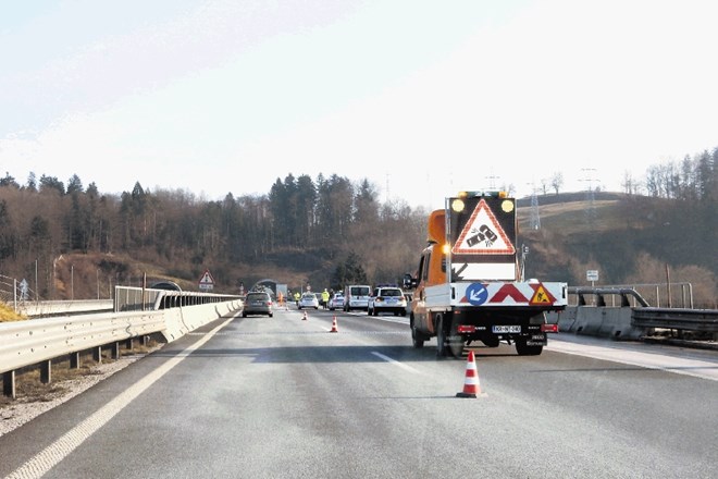 Promet je po gorenjski avtocesti včeraj na viaduktu Peračica pred predorom Ljubno v smeri proti Ljubljani  potekal le po...