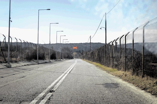 Slovenci in  Madžari v Makedoniji branijo schengensko mejo proti Grčiji. 