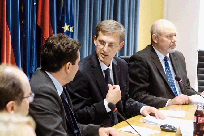 Postopek zadnje oddaje zahteve za presojo ustavnosti odloka je vodil generalni sekretar vlade Darko Kraševec (na fotografiji...