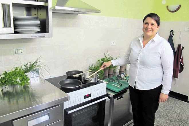 V prenovljeni demonstracijski kuhinji v Rakovici  se bodo otroci s preveliko telesno težo v novem zdraviliškem programu učili...