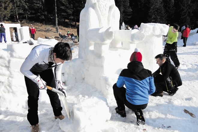 Umetnega snega, iz katerega so ustvarjalci izdelovali snežne skulpture, posvečene kralju Matjažu, je bilo letos kljub...