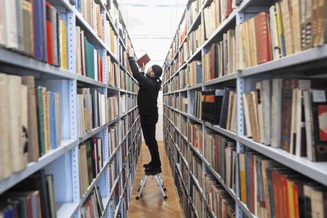 V zgornjih prostorih knjižnice so s prenovo pridobili dodatnih 70 metrov knjižnih polic za nove knjige. 