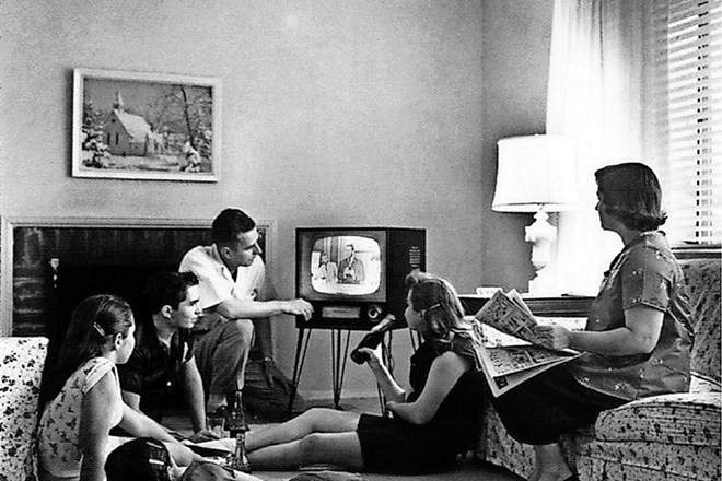 Družinsko gledanje televizije v petdesetih... in danes 