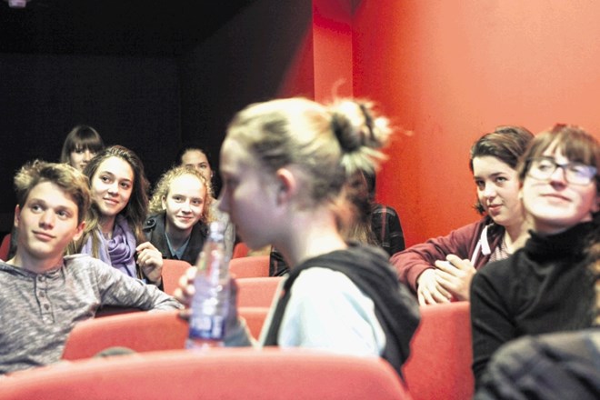 Mlada ekipa z zanimanjem gleda in izbira filme ter debatira o njih, a do festivala konec marca jo čaka še veliko dela. 