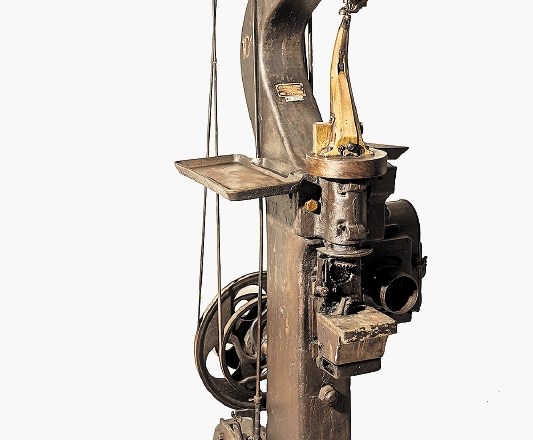 Eden prvih Pekovih najemnih tovarniških strojev, ki ga je poganjala transmisija.    