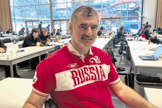 Urban Planinšek, športni direktor ruske alpske smučarske reprezentance, v delovni majici v tiskovnem središču v Kitzbühlu. 