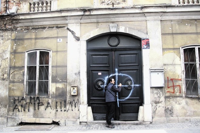 Nacističnim simbolom in grafitom na vratih in pročelju novomeškega narodnega doma so tokrat neznanci »priložili« še pismo, v...