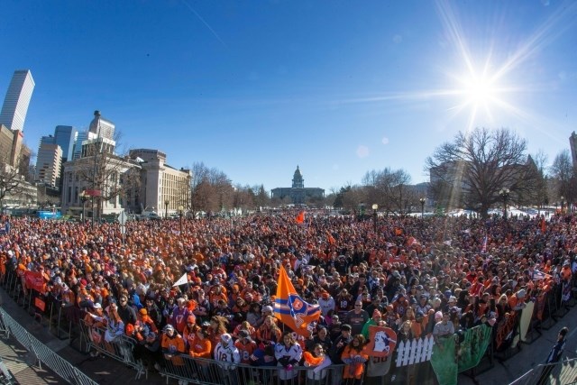 Središče Denverja so včeraj preplavile reke navijačev, odetih v oranžne in modre drese Broncosov. (Foto: Reuters) 