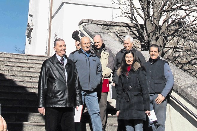Člani briške civilne iniciative proti postavitvi bazne postaje v zvoniku cerkve v Cerovem v Goriških brdih s Petrom Lemutom...