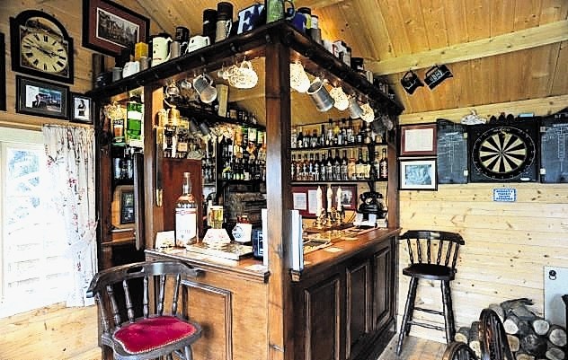To so res majhni pubi, ki imajo največkrat samo en prostor. Veliko jih je miniaturnih. 