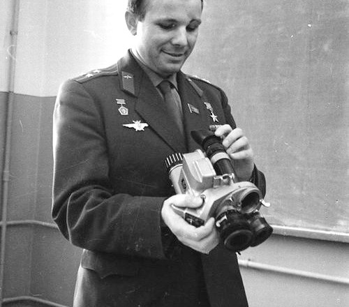 Z razstave Objektivi v Ksevtu: Jurij Gagarin s kamero konvas, prvo kamero, ki so jo leta 1961 uporabili tudi v vesolju.