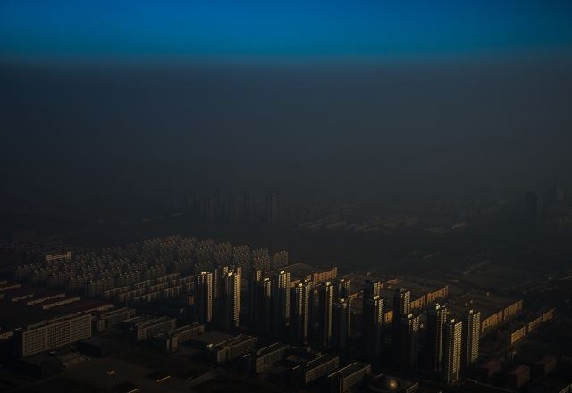 Zmagovalna fotografija v kategoriji Sodobna tematika fotografa Zhanga Leija. Fotografija Meglice na Kitajskem prikazujejo...
