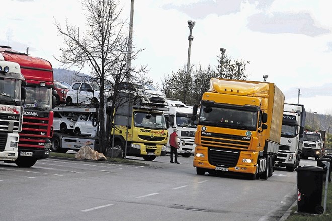 V slovenskem sistemu cestninjenja tovornega prometa odtekajo enormne vsote denarja. V Darsu letno izgubo ocenjujejo na 13...