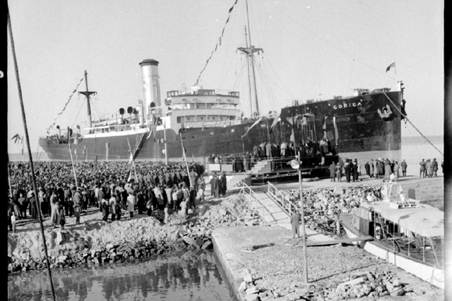 Slavnostno odprtje Luke Koper 7. decembra 1958. Prva je pristala ladja Splošne plovbe Piran Gorica. Poveljeval ji je kapitan...