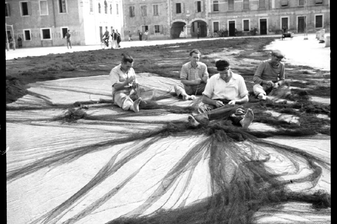 Šivanje mrež ob izolskem mandraču leta 1948