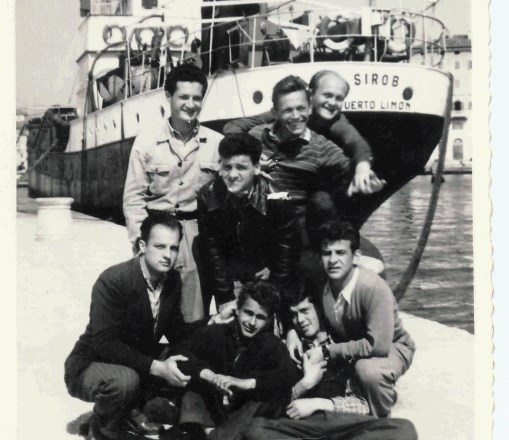 Ladja Sirob, kasnejši Martin Krpan, v Piranu aprila 1954. Njena takratna luka je še bila kostariški Puerto Limon. Pred njo...