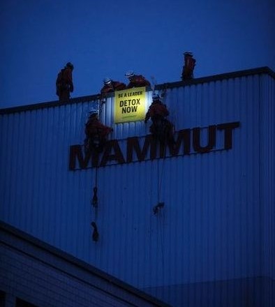 Protest na strehi podjetja Mammut: Prenehajte uporabljati zdravju in okolju škodljive snovi