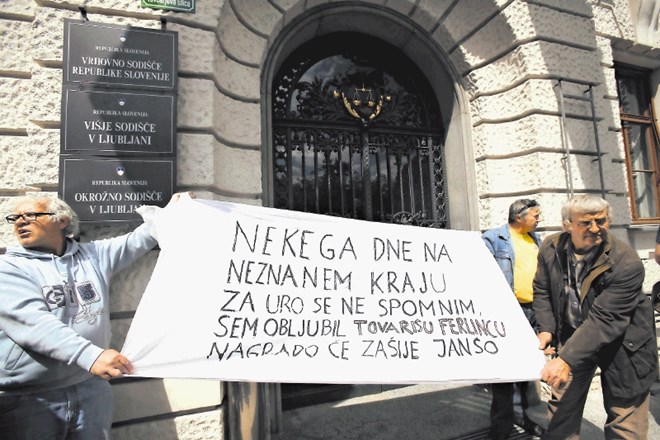 Konec sojenja v zadevi Patria so pred sodno palačo pospremili tudi protestniki  v podporo Janezu  Janši.