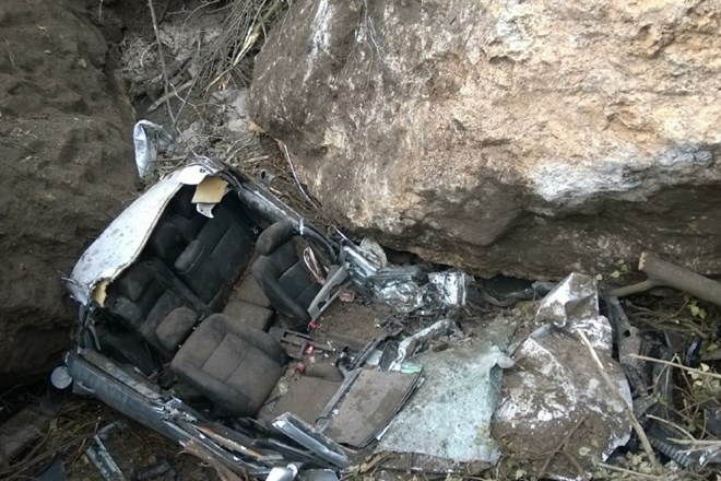 Plaz, ki je zaprl cesto v Trbovlje, je povsem uničil avto, v katerem sta bili dve osebi. Obe so medtem že rešili.