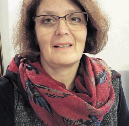 Jasna Marković, koordinatorica obveznih in izbirnih vsebin na I. gimnaziji v Celju ------ 2 kolonska