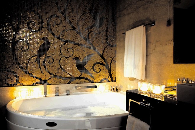 Hosni Mubarak si je v kopalnici predsedniškega apartmaja Grand hotela Union zaželel poseben mozaik, ki kopalnico krasi še...