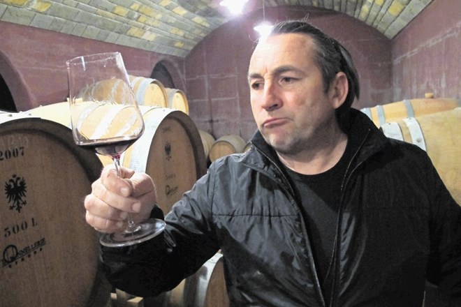 Marko Skočaj pravi, da njegova vina nič ne skrivajo –  tako kot  goli deček na njegovih vinskih steklenicah.
