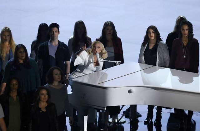 Lady Gaga je navdušila z izvedbo pesmi »Til It Happens to You«. (Foto: Reuters)