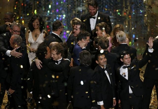 Slavje zmagovalcev na odru po koncu prireditve. (Foto: Reuters)