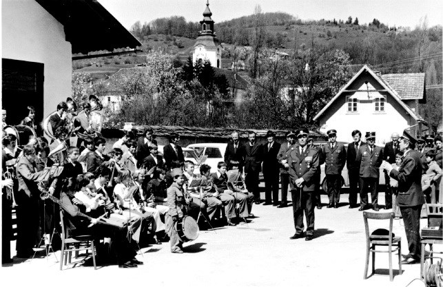 V PGD Stična so vedno dajali poudarek tudi na kulturne dejavnosti. Na fotografiji je prvi nastop gasilske godbe.