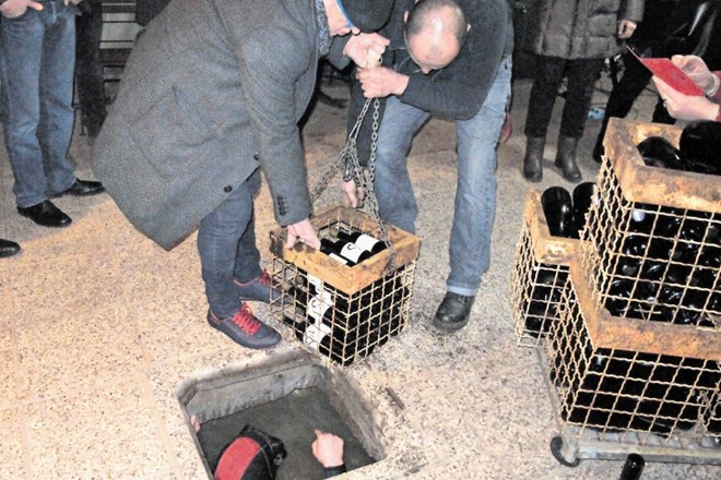 V izvirsko vodo pod Ošterijo Žogica so za leto dni potopili 60 steklenic briškega vina vinarjev Ščurka in Sirka.